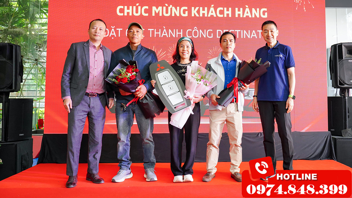 khách hàng mua xe mitsubishi destinator